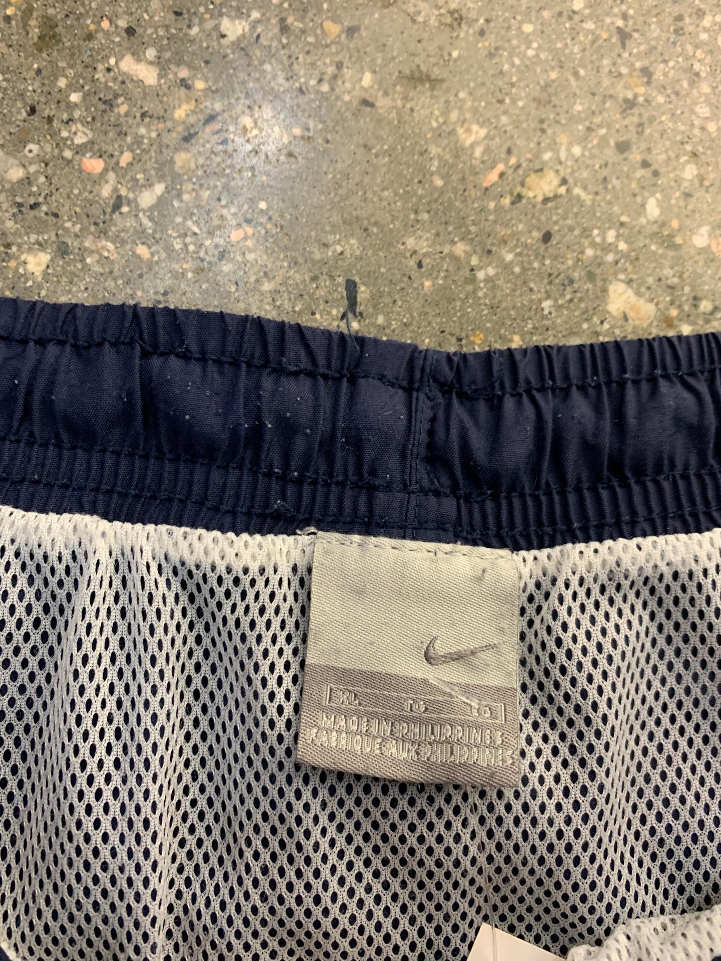 (XL) 2000s Nike swoosh shorts