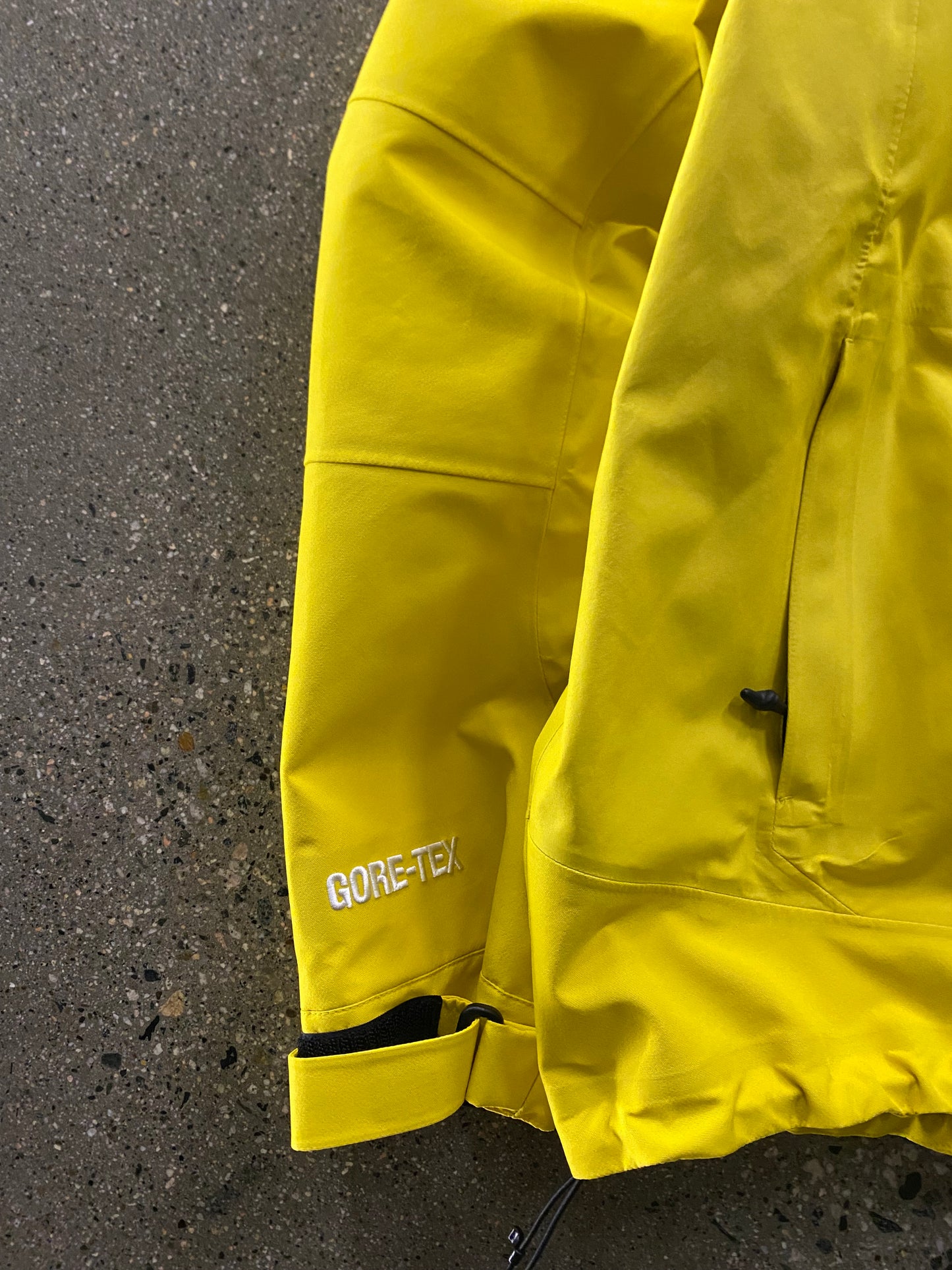 (S/M) Stussy Yellow Goretex Rain Jacket SS26