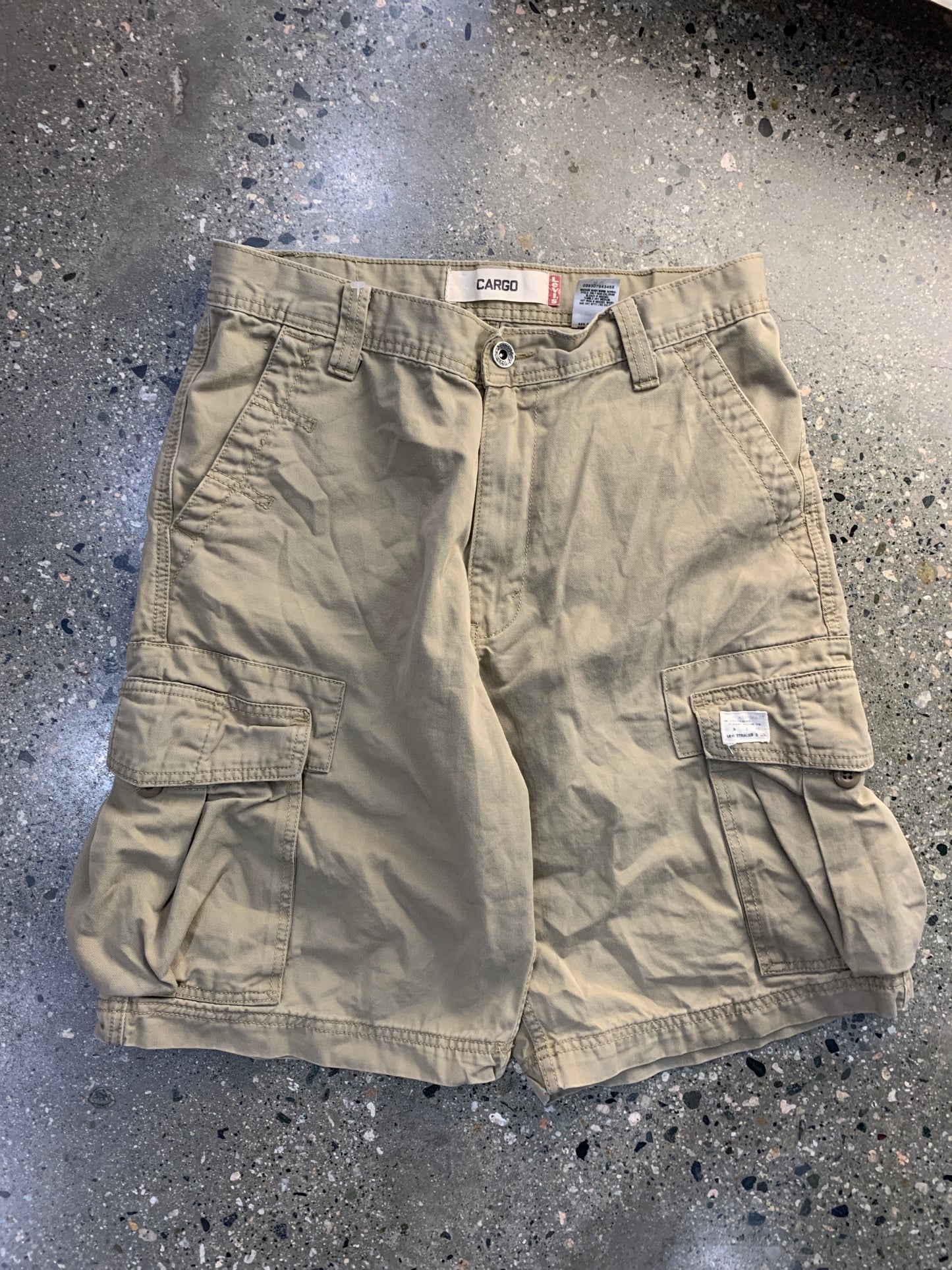 s89 - 32w Levi Cargo Shorts