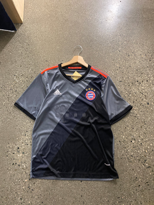 (S) FC Bayern Munchen Kit ( as is )