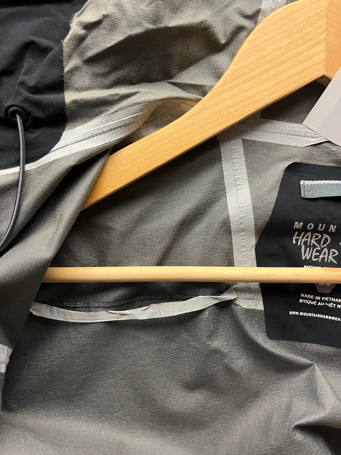 (m) FW10 - Mountain Hardwear Black Windbreaker Style Shell