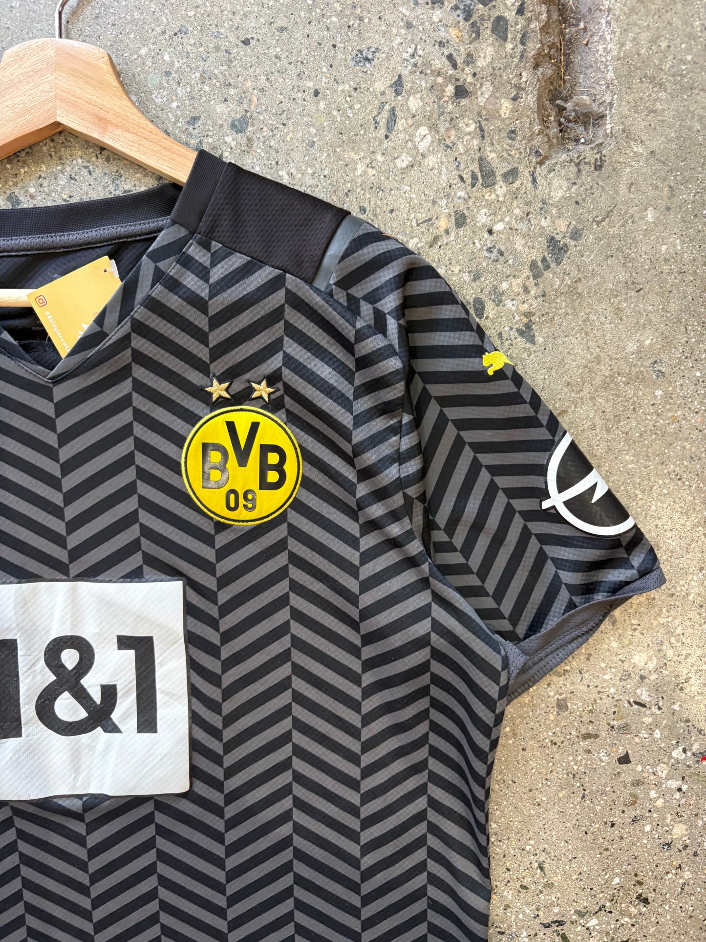 (L) PUMA Borussia Dortmund 2021-2022 Away Kit
