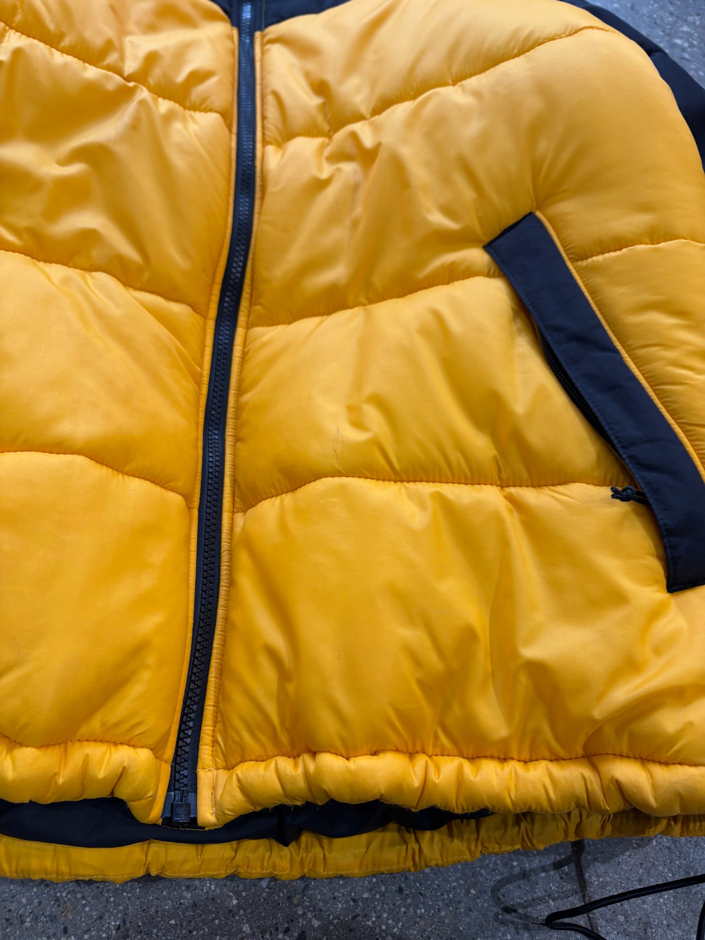 (L) The North Face Himalayan Puffer