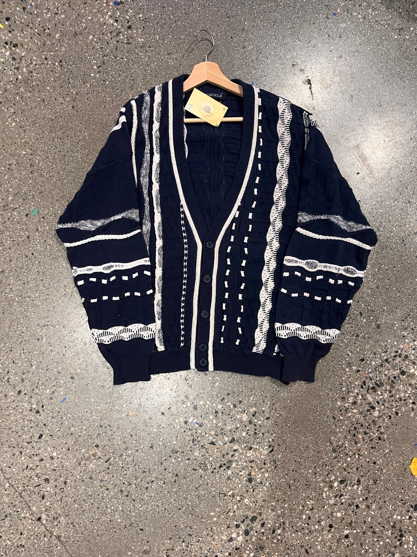 (L/XL) VIC1 - Bueckle 3D Knit Cardigan