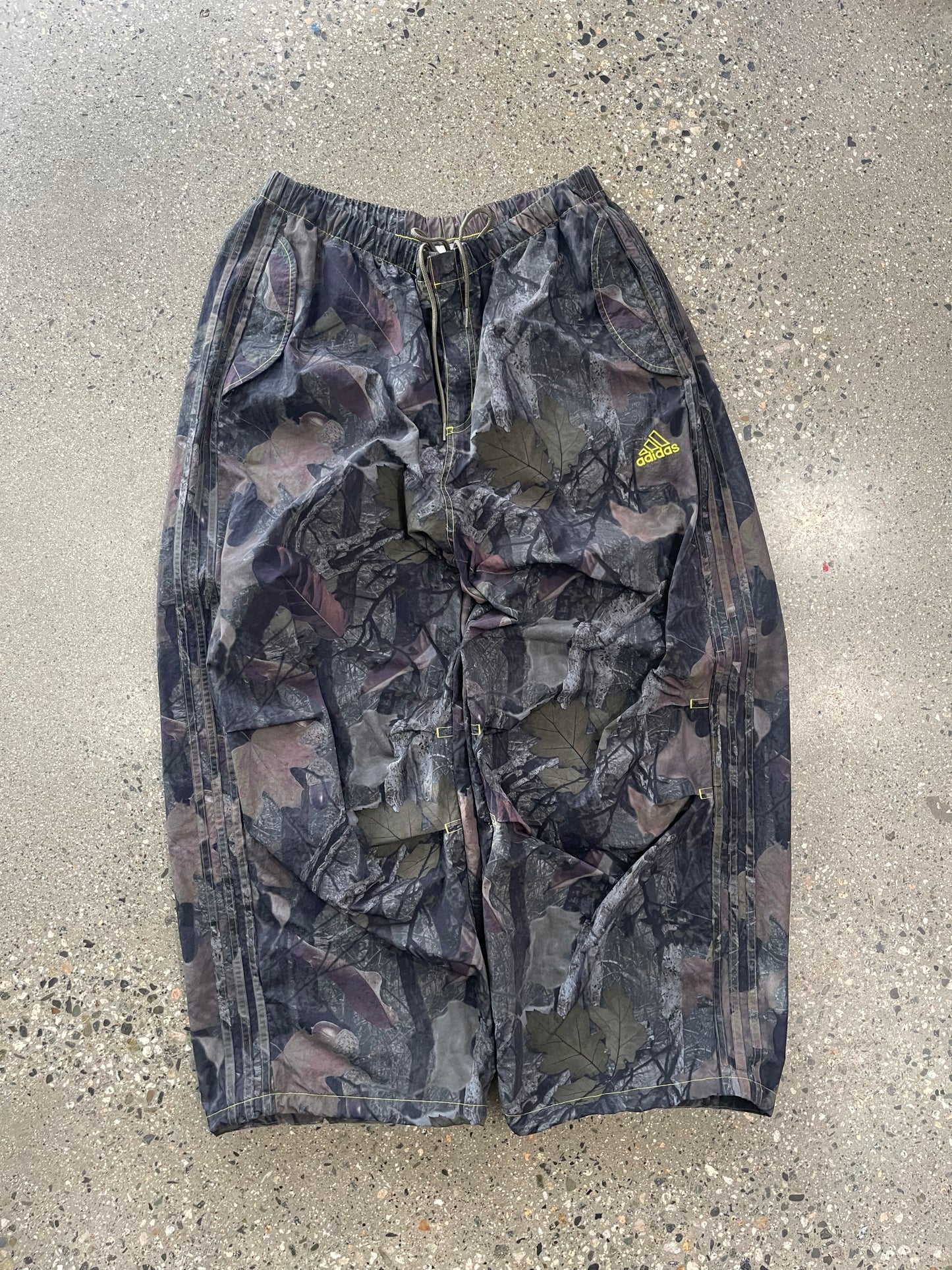 (L) Adidas Originals Camo Pants