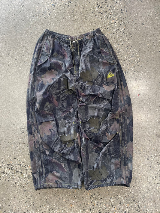 (L) Adidas Originals Camo Pants