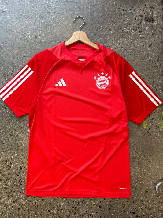 (m) Brand￼ New with Tags Bayern  Training Kit ( retails for 79.99)