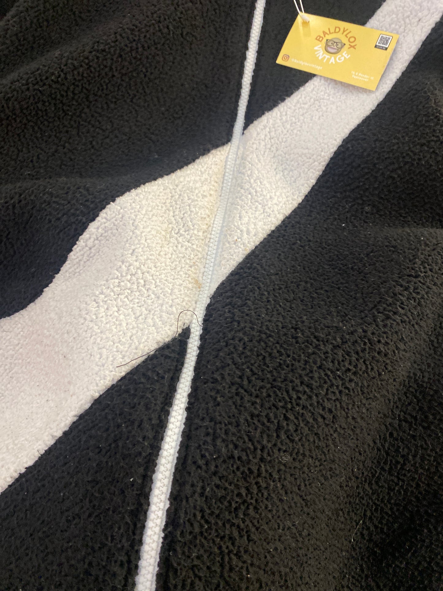 (M/L) Nike Big Swoosh Reversible Fleece Black - White