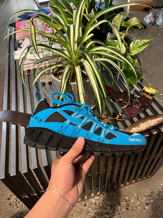 (7.5 US) Nike x Supreme Humara