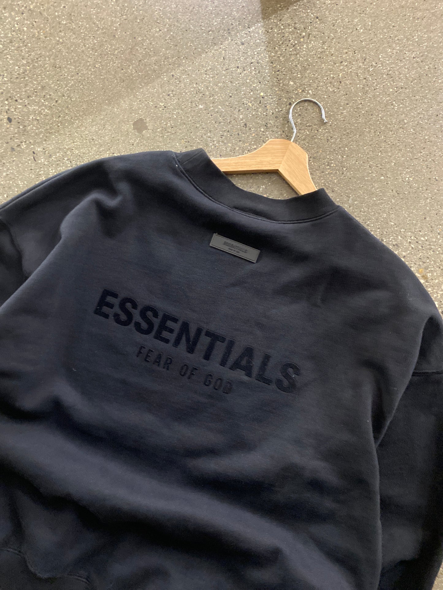 (L) Essentials FOG BLACK CREWNECK