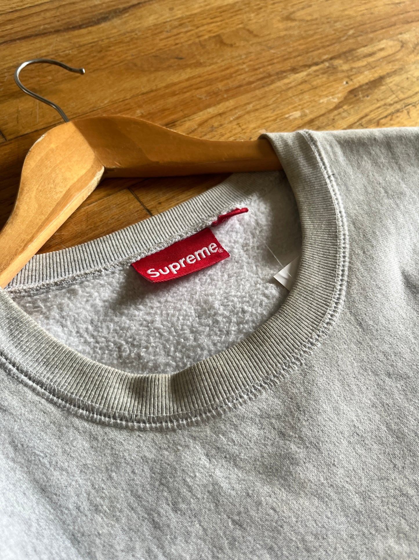 (L) Supreme Script Crewneck ( Staining )