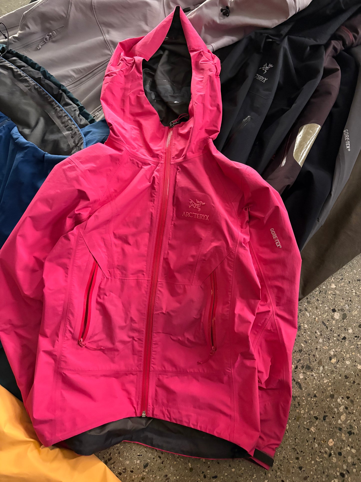(XS) ARCTERYX PINK BETA SL (as is condition)