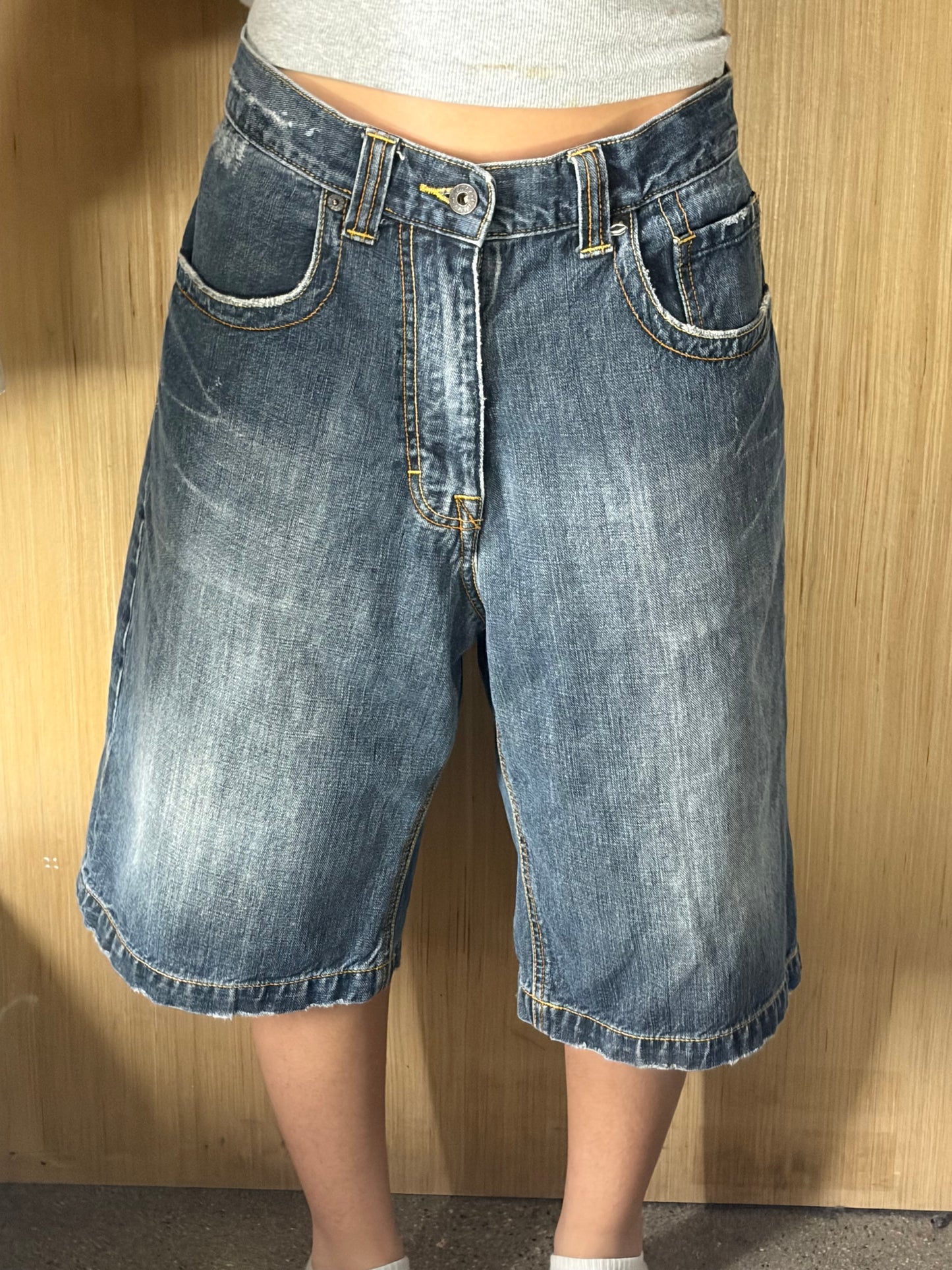 (32”) Guess Sunfaded Jorts