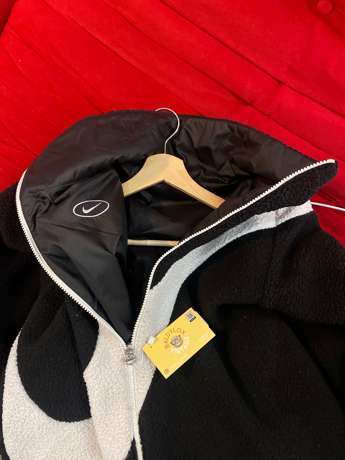 (M/L) Nike Big Swoosh Reversible Fleece Black - White