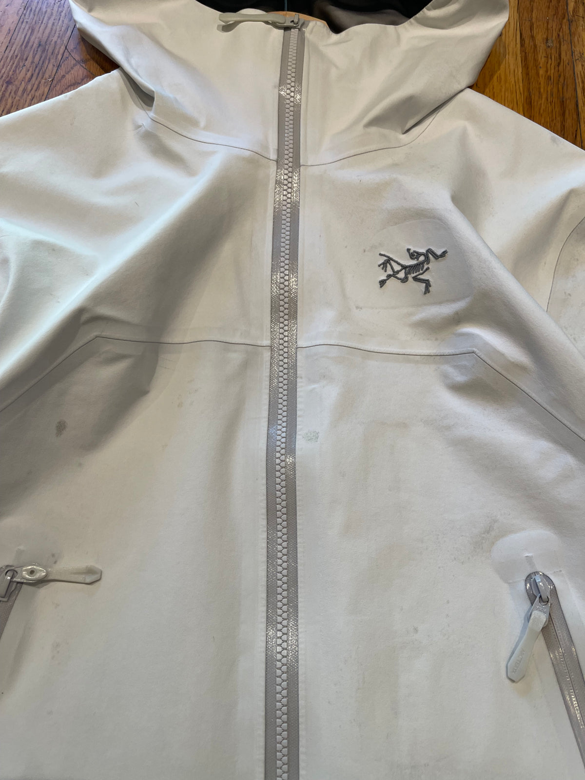 (XS) Arc’teryx Beta Platinum White Goretex Jacket