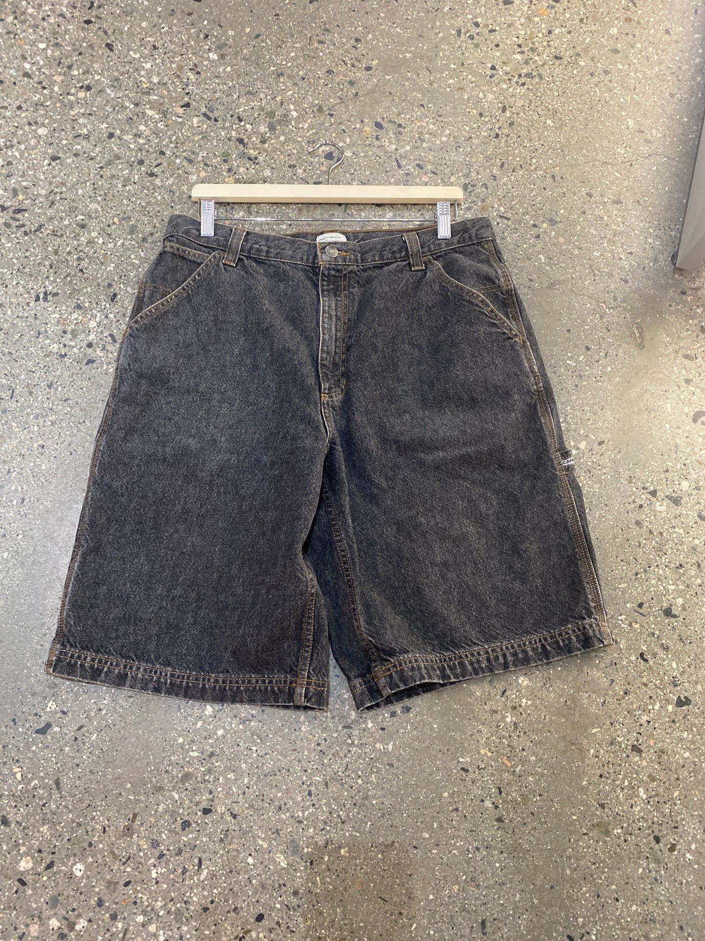 (34”) DKNY Contrast Carpenter Jorts