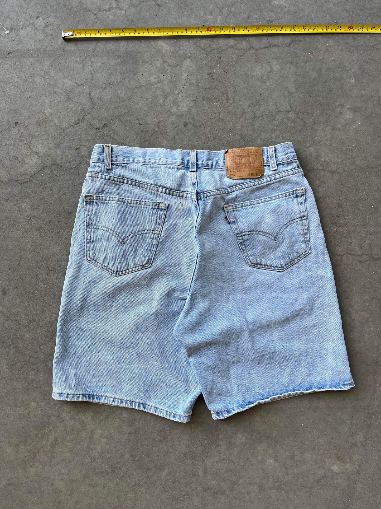 (36”) 00’s Levi’s 550 Light Wash Jorts