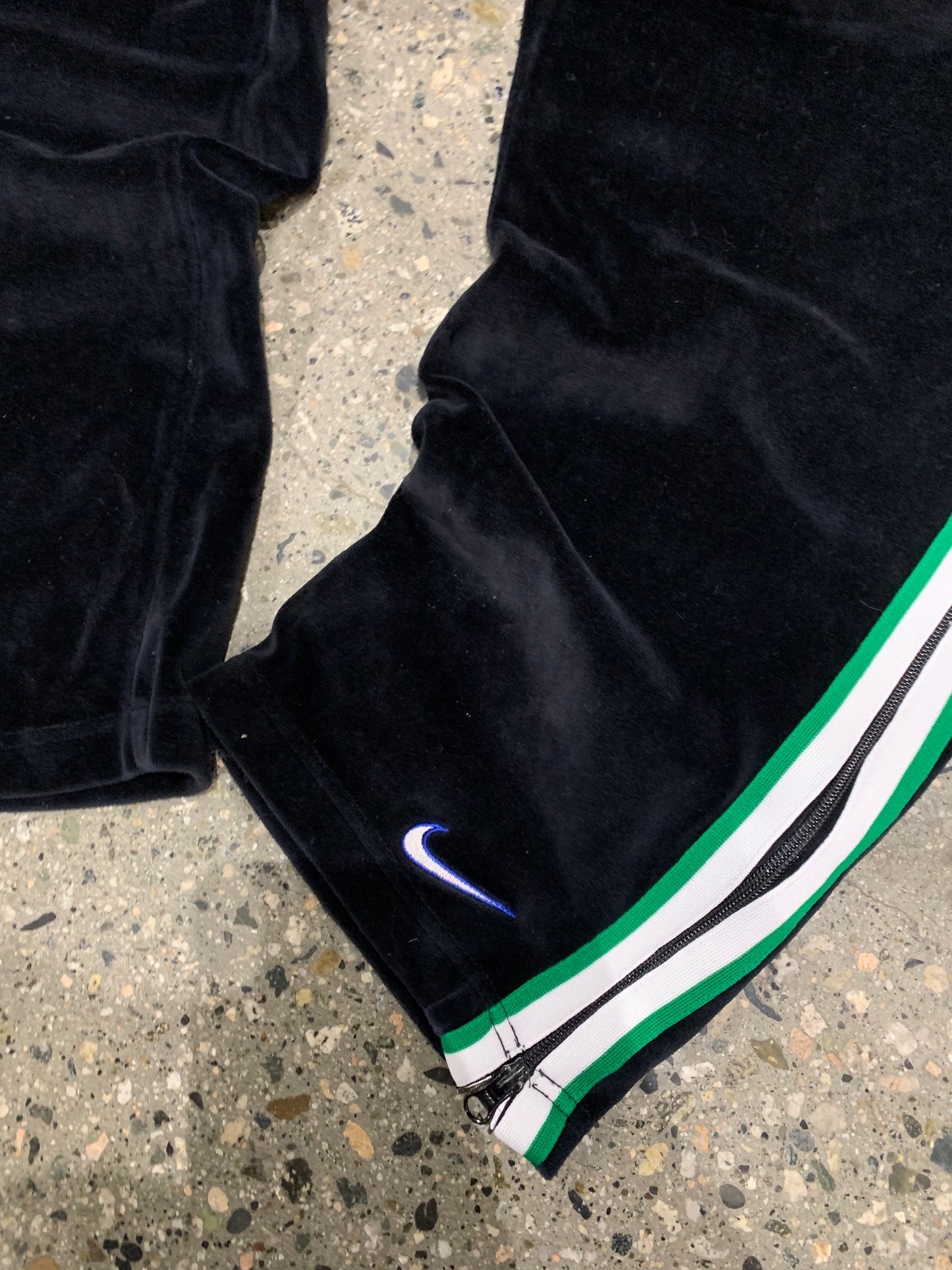 (28”) 80s/90s Nike Velour Swoosh Pants