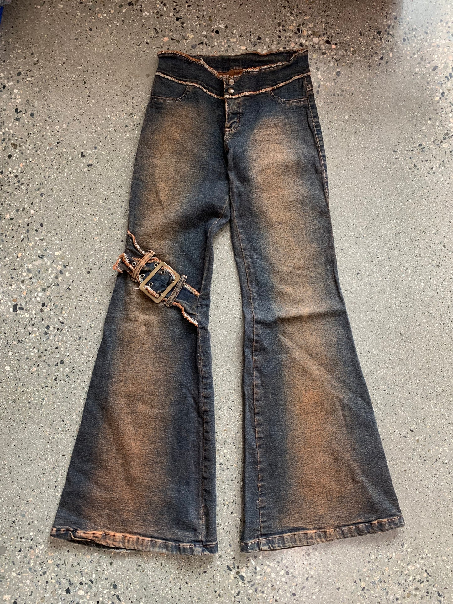 (26”) RH Buckle Sunfade Flare Jeans