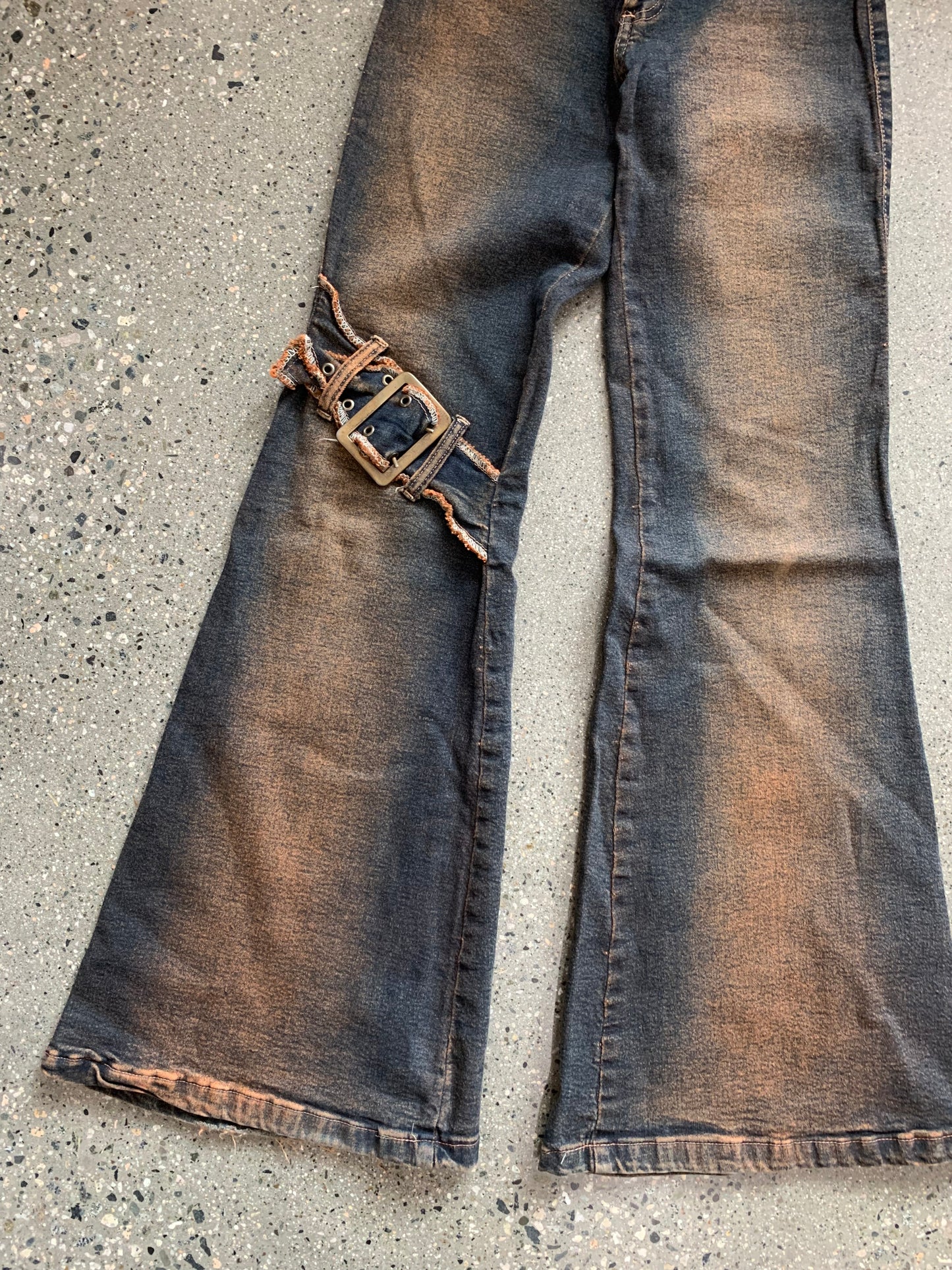(26”) RH Buckle Sunfade Flare Jeans